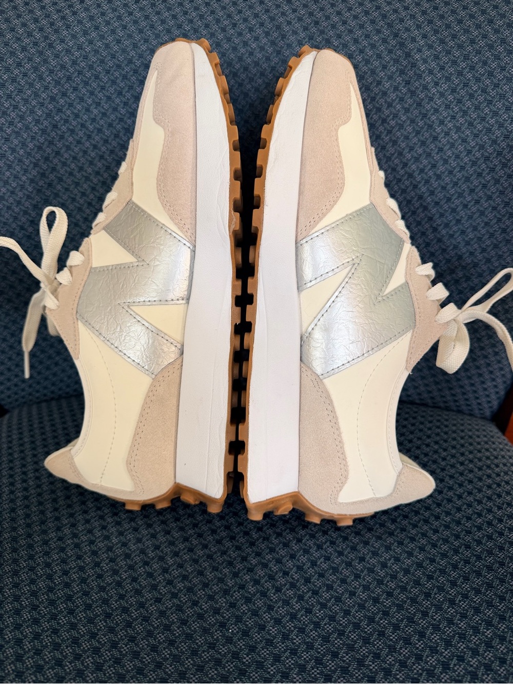 Like new size 11, women’s new balance 327 sneakers